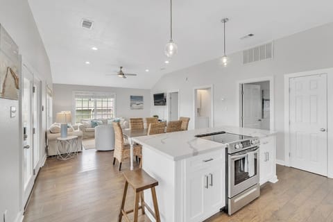 House, 2 Bedrooms | Private kitchen | Coffee/tea maker, fridge, oven, toaster