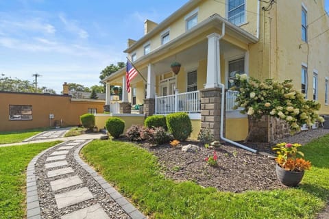 Scenic Pathway: Garden Views and Wide-Open Spaces