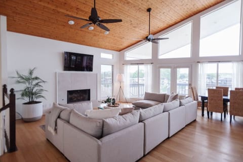 Lakefront Retreat w/ Pool & Game Room | Families House in Granite Shoals