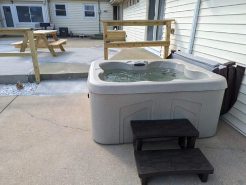 Private Hot Tub Just Steps from the Patio