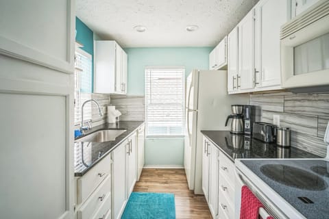 13409 Gulf Blvd Madeira Beach FL 33708 USA Kitchen DSC04263