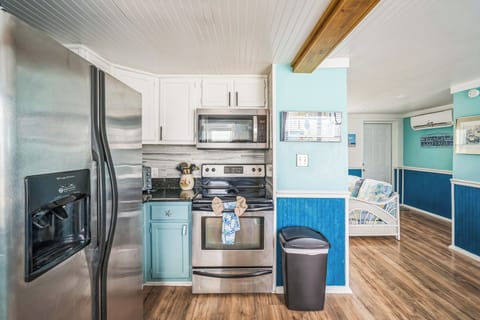 13409 Gulf Blvd Madeira Beach FL 33708 USA Kitchen DSC04252 (1)