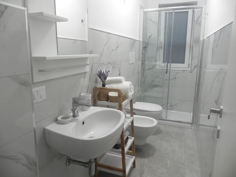 Exclusive Apartment | Bathroom