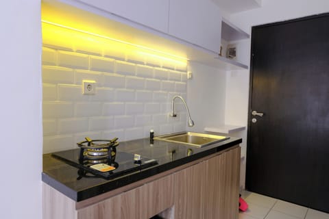 Studio | Private kitchen | Full-size fridge, stovetop