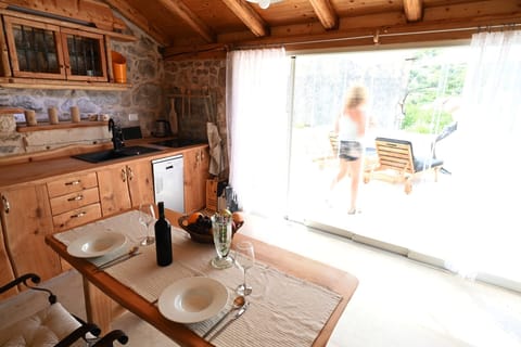 Kitchen and dinninga rea