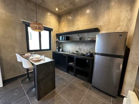 Deluxe Studio Suite | Private kitchen | Mini-fridge, microwave, stovetop, cookware/dishes/utensils