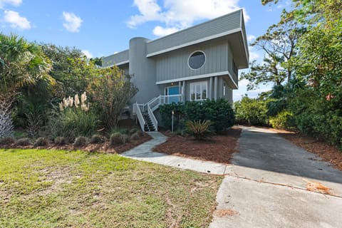 Art Deco lives on Seabrook Island! This 3 bedroom 3 bath home embraces the symmetry and simplicity of the style. This home has been completely updated