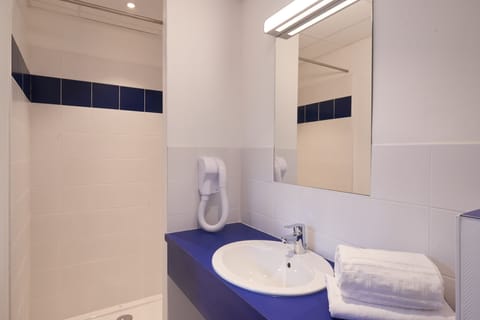 Desk, soundproofing, free WiFi, bed sheets