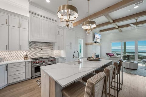 Fully-equipped kitchen with kitchen island that seats 4