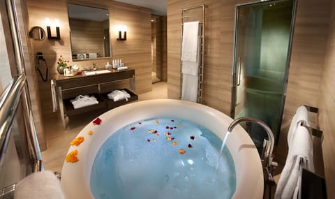 Executive Double Room with Steam Bath, Whirlpool Tub, and Wellness Area Access | Jetted tub