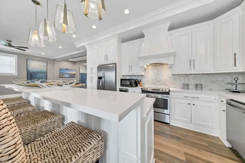 Stunning Well Appointed Kitchen is Perfect When Wanting to Whip Up Your Families Favorite!