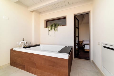 Luxury Room | Jetted tub