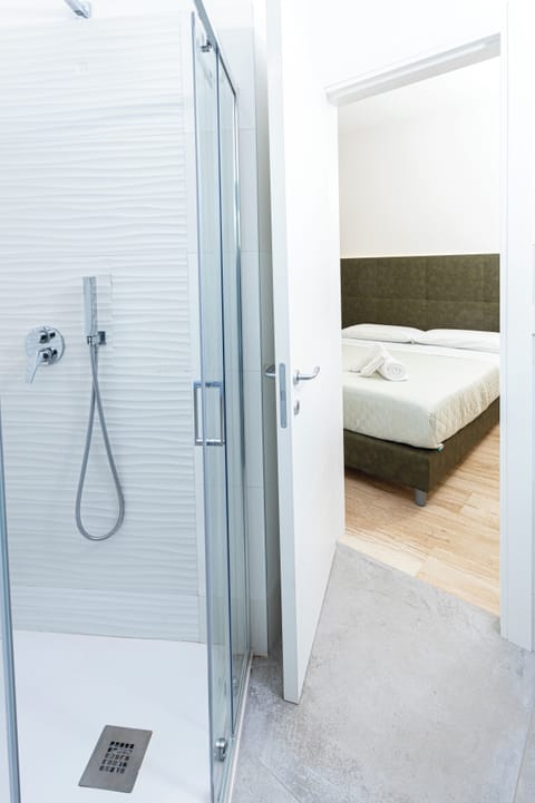 Economy Room | Bathroom | Shower, rainfall showerhead, hair dryer, bidet