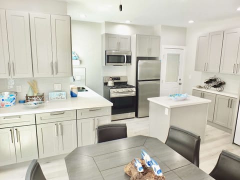 Coffee/tea maker, fridge, microwave, oven