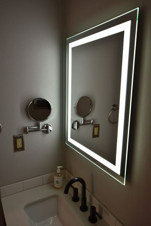 Deluxe Room, 1 King Bed | Premium bedding, individually decorated, individually furnished, desk