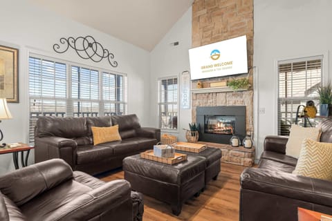 Townhome, Multiple Beds, Balcony, Mountain View (Honey Bee Inn ) | Living area | 42-inch flat-screen TV with digital channels