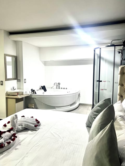 Deluxe Double Room, 1 King Bed, Non Smoking, Jetted Tub | Premium bedding, down comforters, individually furnished, free WiFi