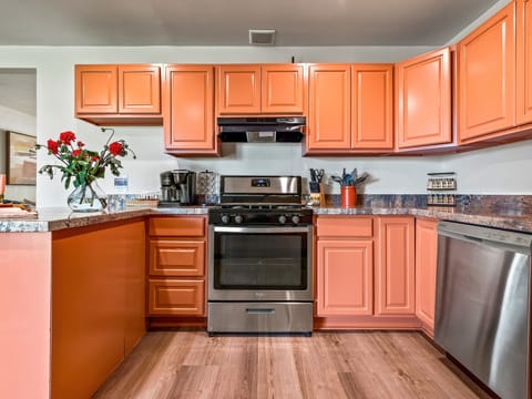 House, Multiple Beds, Hot Tub, Garden View (Margo Retreat) | Private kitchen | Fridge, microwave, oven, stovetop