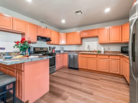 House, Multiple Beds, Hot Tub, Garden View (Margo Retreat) | Private kitchen | Fridge, microwave, oven, stovetop