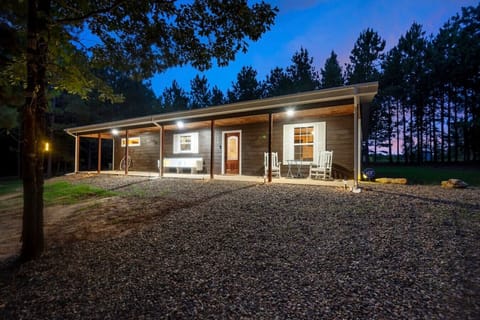 Enter our cozy cabin, situated in a serene setting. `Makin Time` is brimming with enticing amenities, making it your ideal destination for the next vacation.