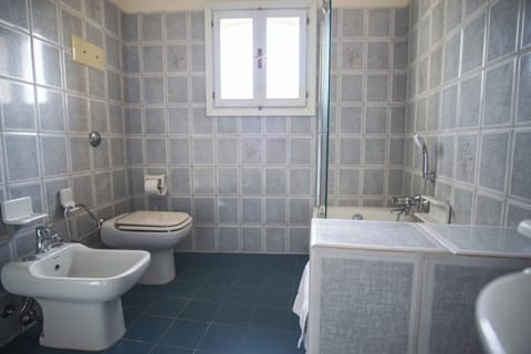 Deluxe Studio Suite | Bathroom | Hair dryer, bidet, towels