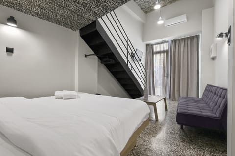 Basic Loft | Premium bedding, blackout drapes, soundproofing, free WiFi