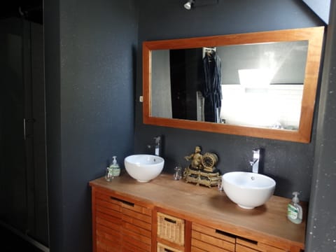 Romantic Triple Room, Ensuite, Garden View (Chambre Vénitienne) | Bathroom | Towels, soap, shampoo, toilet paper