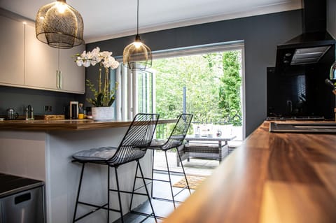 House | 5 bedrooms, desk