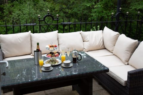 House | 5 bedrooms, desk