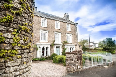 House | 8 bedrooms, desk