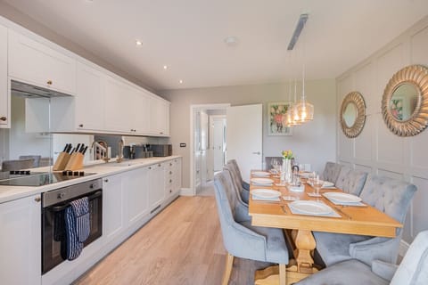 House | 4 bedrooms, desk