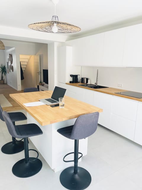 Full-size fridge, microwave, oven, stovetop