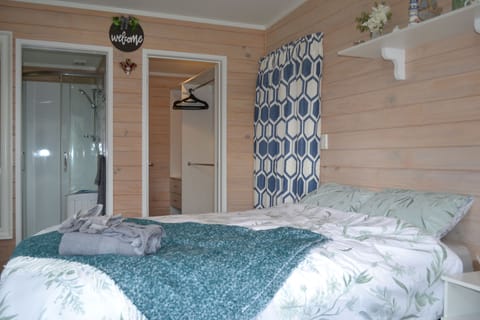 Walk-in wardrobe and ensuite 