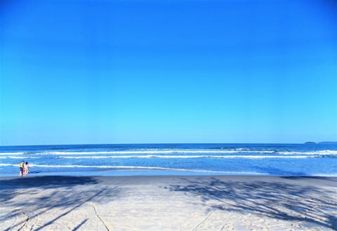 Beach nearby, white sand, 20 beach bars