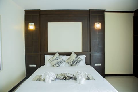 Elite Double Room | In-room safe, individually decorated, blackout drapes, soundproofing