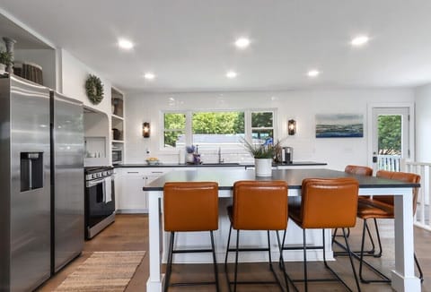 Fully equipped kitchen, with seating