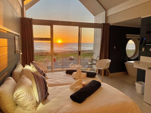 Deluxe Double or Twin Room | Minibar, in-room safe, WiFi (free), bed sheets