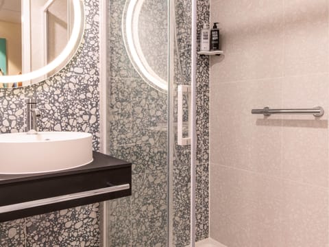 Minibar, desk, free WiFi