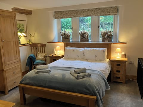 Kingsize bed with luxury linen. 