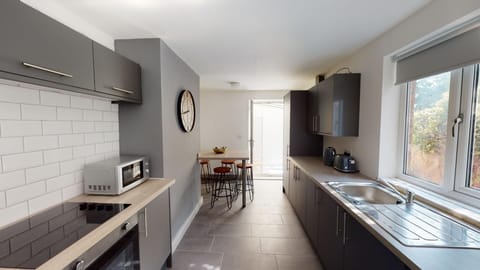 House | Private kitchen | Fridge, microwave, oven, stovetop