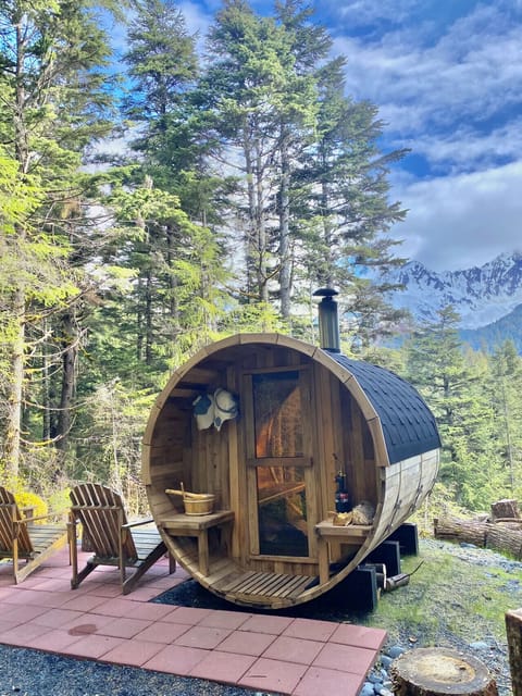 Sauna Tucked in the woods!