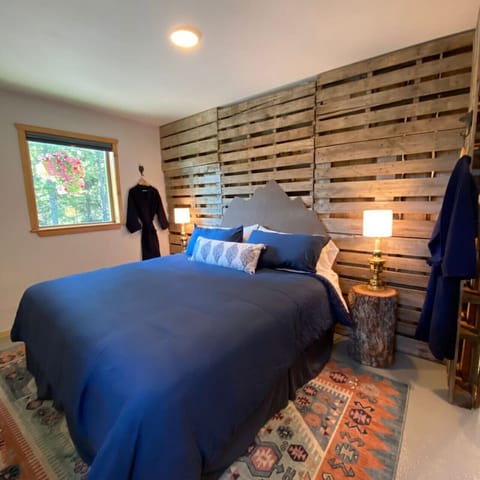 A cozy nook with King-sized bed