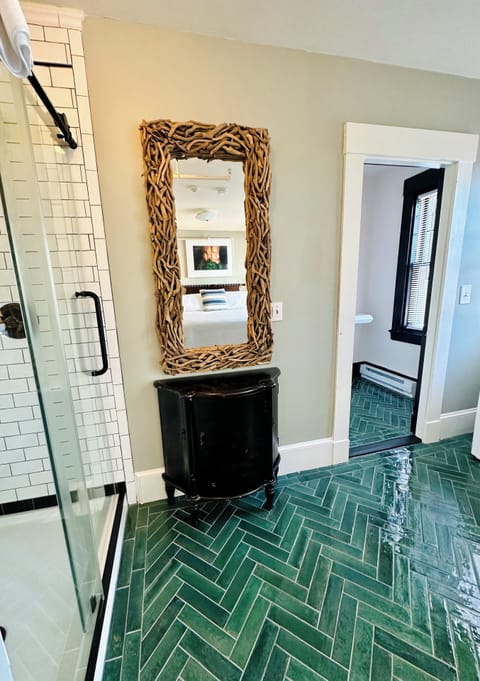 Deluxe Room, 1 King Bed | Bathroom | Free toiletries, hair dryer, bathrobes