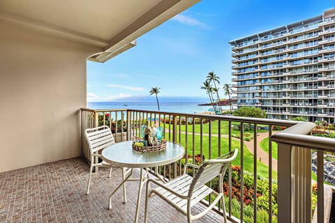 Front-row views of iconic Black Rock. Relax on your private outdoor balcony seating and take in the beauty of Kaʻanapali. Where sunsets glow and the ocean never stops putting on a show.