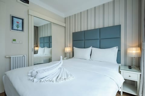 Standard Double Room | Minibar, in-room safe, desk, laptop workspace
