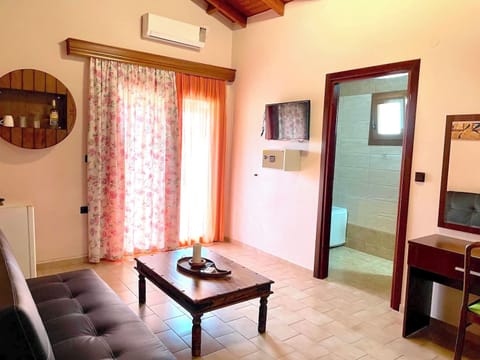 Classic Suite | In-room safe, laptop workspace, soundproofing, free WiFi