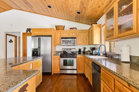 Spacious kitchen big enough to fit more than 1 chef.