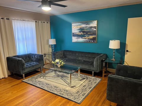 Living room, 55in hdtv, ceiling fan