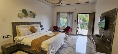 Family Room | 1 bedroom, memory foam beds, soundproofing, bed sheets