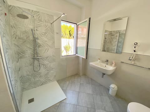 Family Room | Bathroom | Shower, rainfall showerhead, hair dryer, bidet